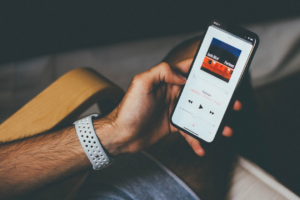 person holding black Android smartphone turned-on — Foto por Daniel Cañibano na Unsplash