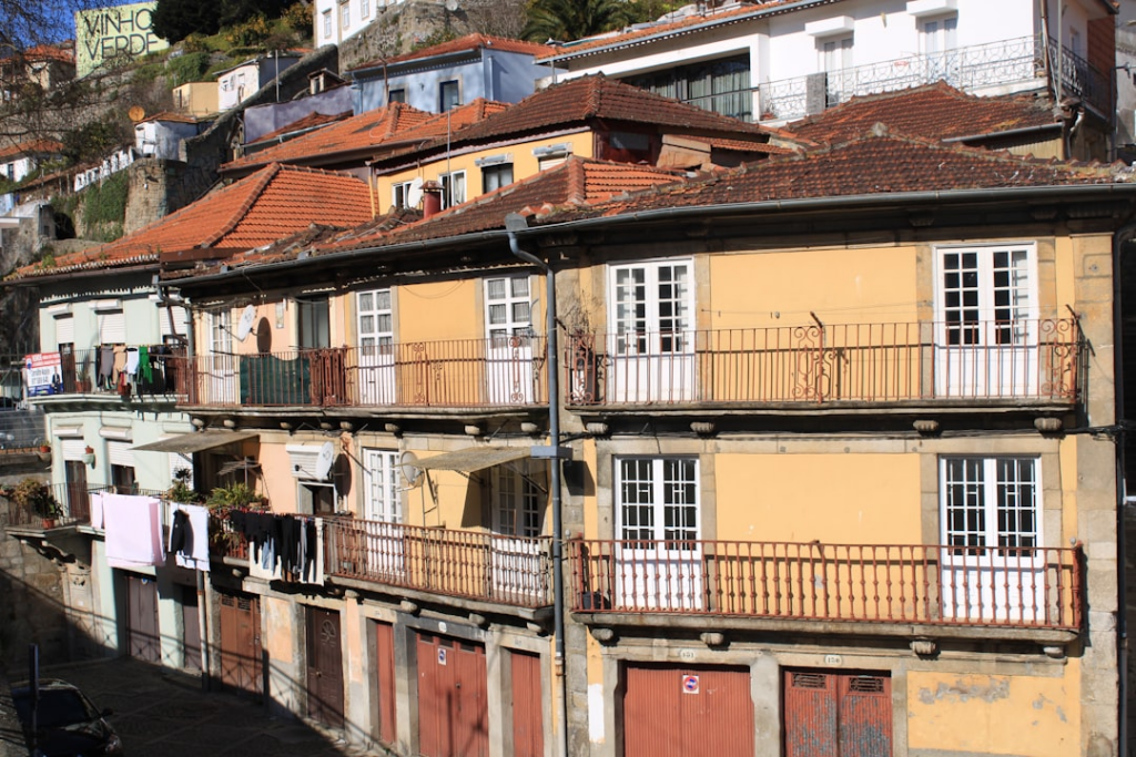 a building with a balcony — Foto por Armando Brenlha na Unsplash