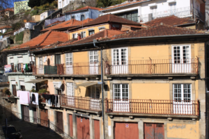 a building with a balcony — Foto por Armando Brenlha na Unsplash