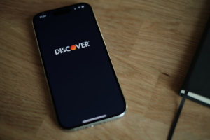 A cell phone sitting on top of a wooden table — Foto por appshunter.io na Unsplash