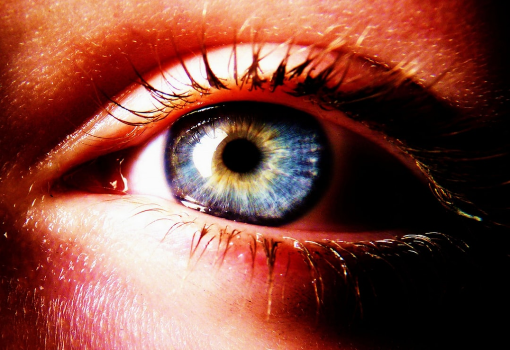 a close up of a person's blue eye — Foto por Competitive Insight na Unsplash