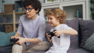 a man and a child playing a video game — Foto por Vitaly Gariev na Unsplash