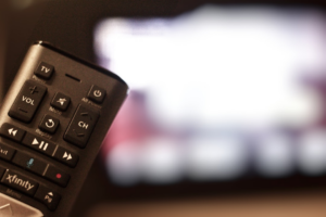 black remote control on brown wooden table — Foto por Joshua Hoehne na Unsplash