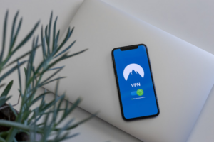 black smartphone — Foto por Petter Lagson na Unsplash