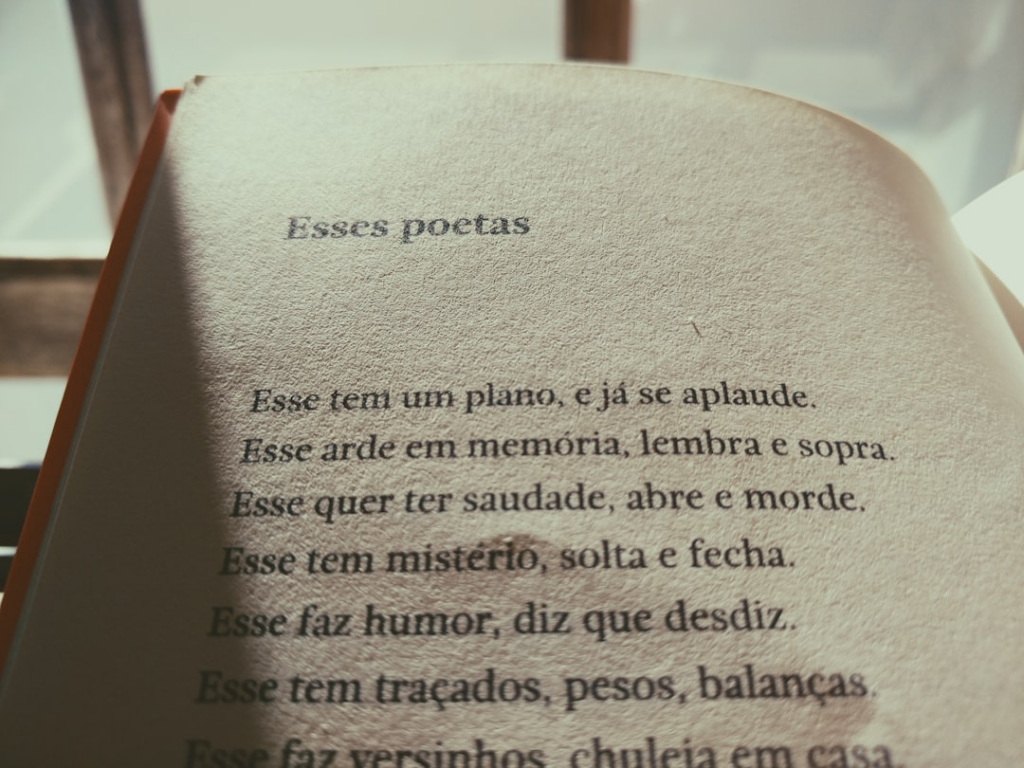 Esses Poetas book content — Foto por mauRÍCIO SANTOS na Unsplash