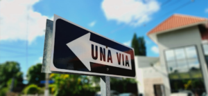 One way street sign with arrow pointing left. — Foto por Wegner Bosch na Unsplash