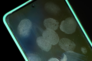 Smudged smartphone screen with fingerprints — Foto por Immo Wegmann na Unsplash