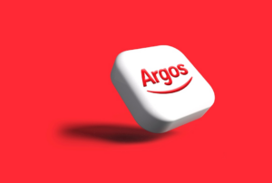 a white cube with the word argos on it — Foto por Rubaitul Azad na Unsplash