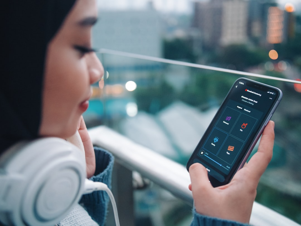 a person looking at the phone — Foto por BandLab na Unsplash