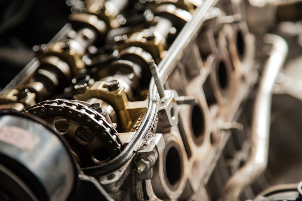 gray engine bay — Foto por Garett Mizunaka na Unsplash