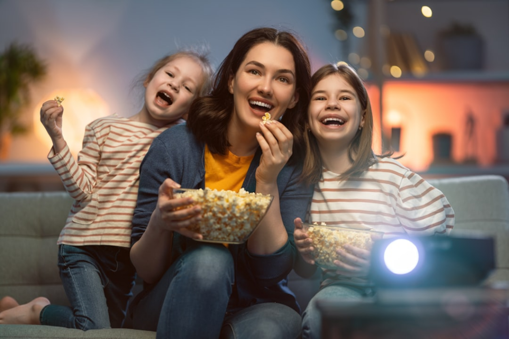a group of women eating pizza — Foto por Wemax Projectors na Unsplash