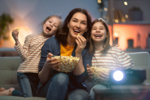 a group of women eating pizza — Foto por Wemax Projectors na Unsplash
