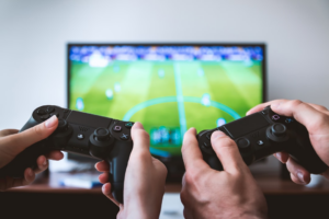 two people playing Sony PS4 game console — Foto por JESHOOTS.COM na Unsplash