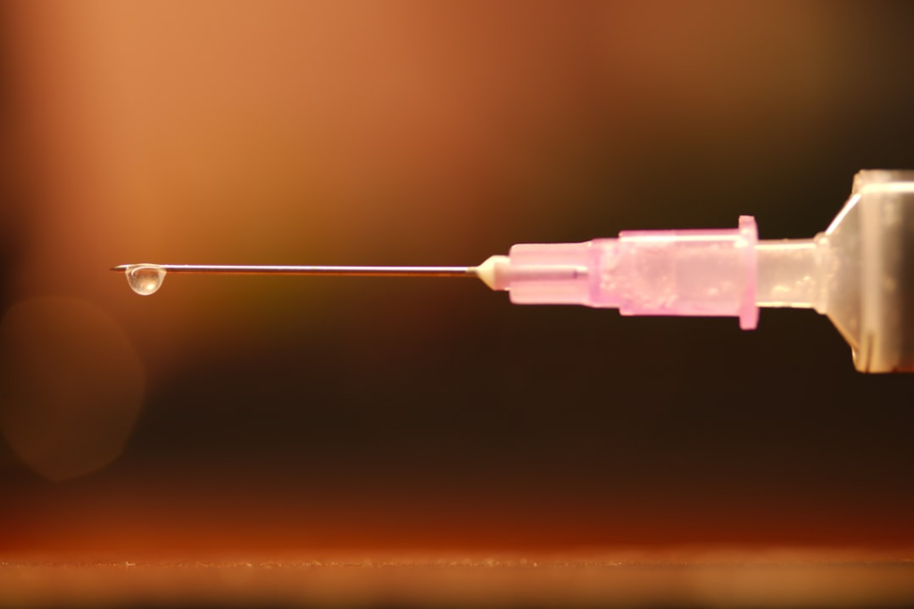 blue plastic tube with black string — Foto por Raghavendra V. Konkathi na Unsplash