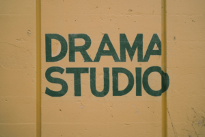 a sign that says drama studio painted on a wall — Foto por Chelaxy Designs na Unsplash