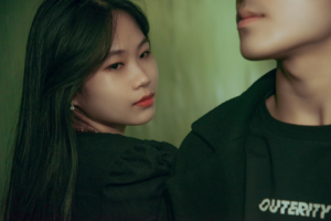 a young asian woman standing next to a young asian man — Foto por Keisha Kim na Unsplash