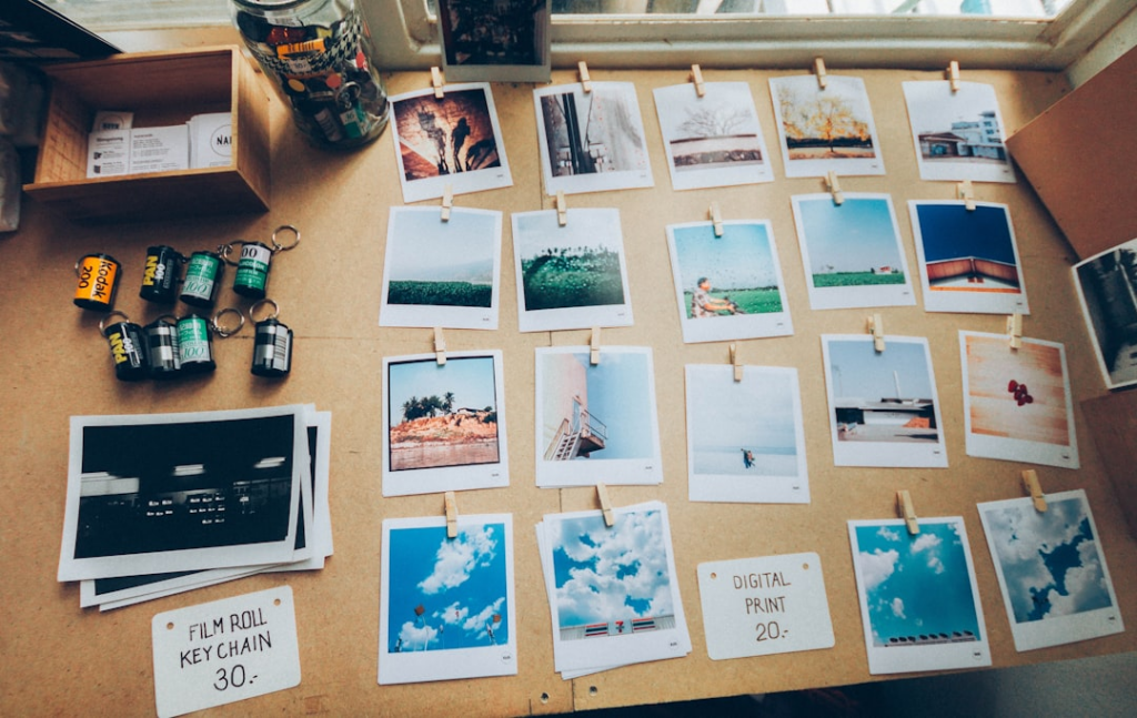assorted photos on beige wooden table — Foto por Soragrit Wongsa na Unsplash