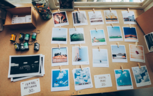 assorted photos on beige wooden table — Foto por Soragrit Wongsa na Unsplash