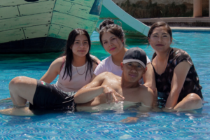 Family poses together in a swimming pool. — Foto por Marco Antonio Casique Reyes na Unsplash
