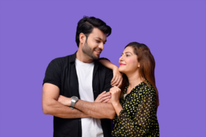 a man and woman posing for a picture — Foto por Fotos na Unsplash