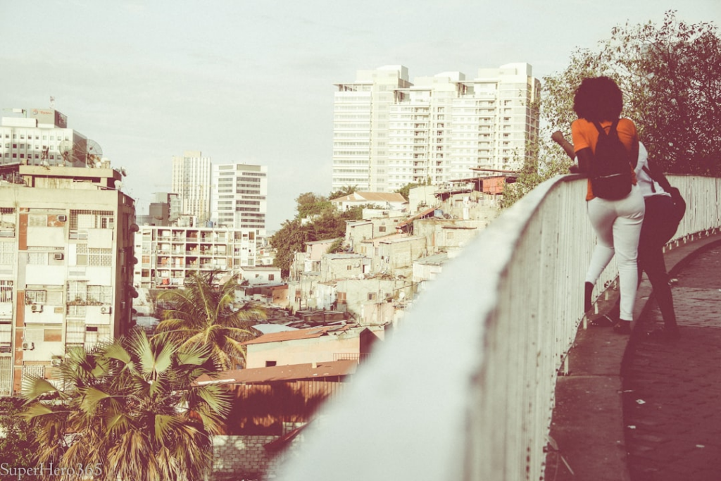 couples leaning on white metal handrails — Foto por Emmanuel Zua na Unsplash