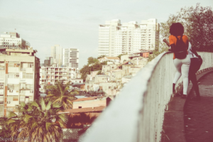 couples leaning on white metal handrails — Foto por Emmanuel Zua na Unsplash