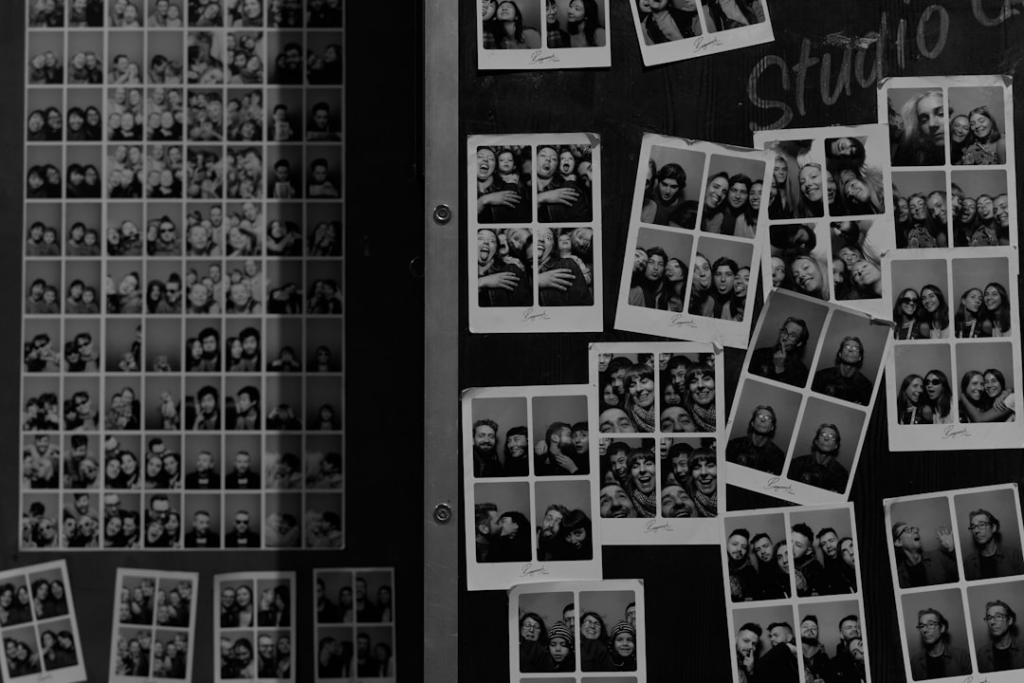 a black and white photo of a group of people — Foto por Garvit Nama na Unsplash