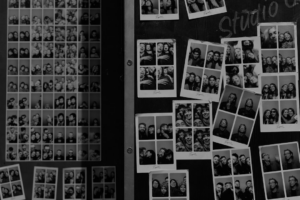 a black and white photo of a group of people — Foto por Garvit Nama na Unsplash
