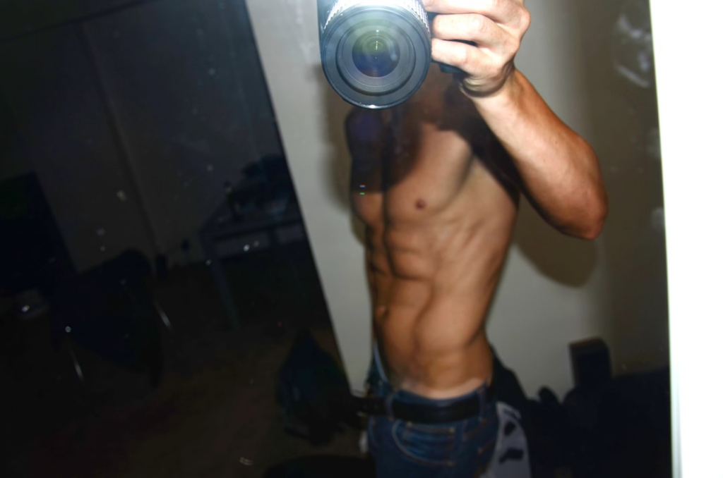 a man taking a picture of himself in a mirror — Foto por Kiros Amin na Unsplash