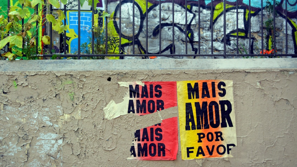 yellow and red wall graffiti — Foto por Carl Campbell na Unsplash