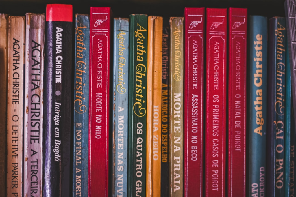 a row of books sitting on top of a book shelf — Foto por Giovana Miketen na Unsplash
