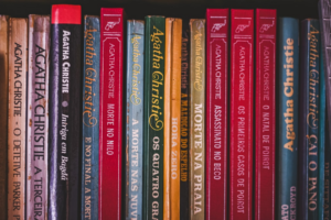 a row of books sitting on top of a book shelf — Foto por Giovana Miketen na Unsplash
