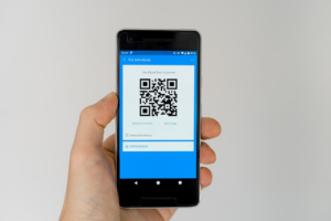 black android smartphone displaying qr code — Foto por Markus Winkler na Unsplash