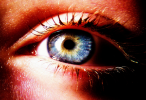 a close up of a person's blue eye — Foto por Competitive Insight na Unsplash