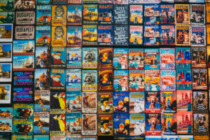 A large number of posters on a wall — Foto por ALLAN LAINEZ na Unsplash