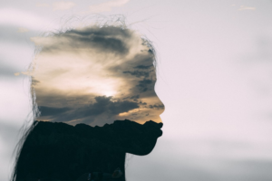 a silhouette of a person with a cloudy sky in the background — Foto por Nick Chen na Unsplash