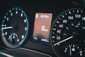 a close up of a speedometer on a car — Foto por Erik Mclean na Unsplash