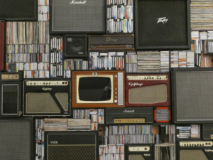 black and brown electronic devices — Foto por Belinda Fewings na Unsplash