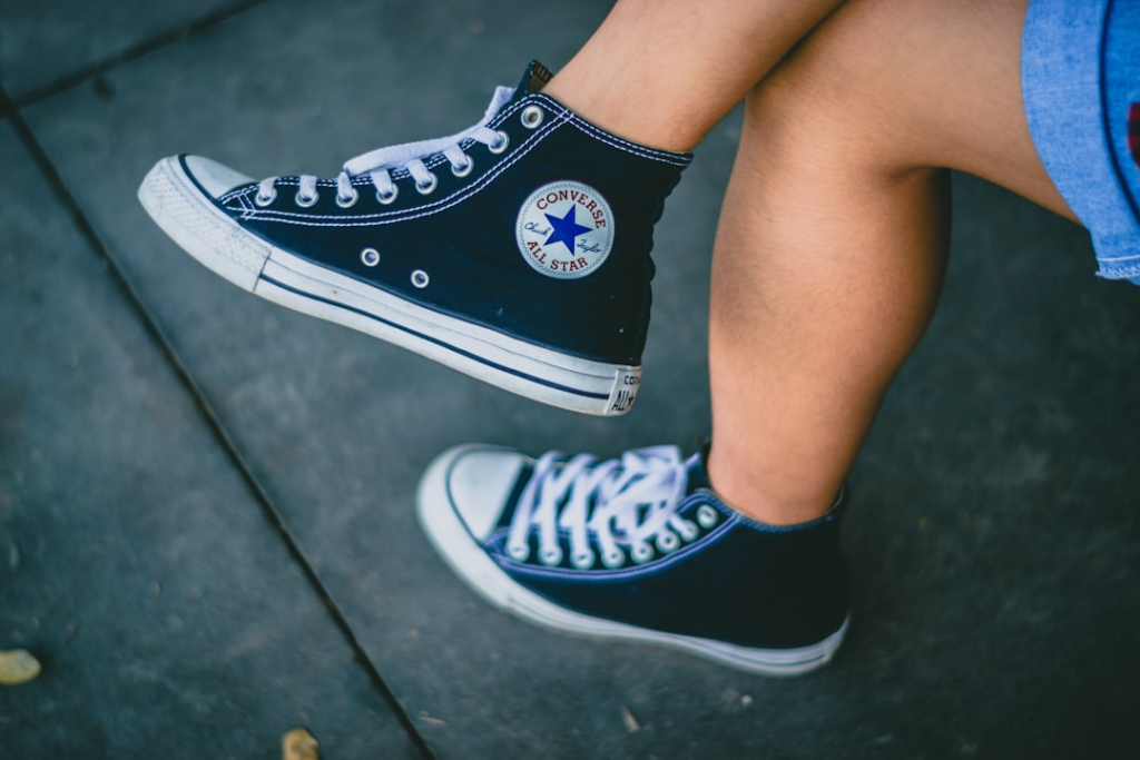 person wearing black Converse All-star sneakers — Foto por Jaizer Capangpangan na Unsplash