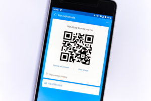 black samsung android smartphone with qr code — Foto por Markus Winkler na Unsplash