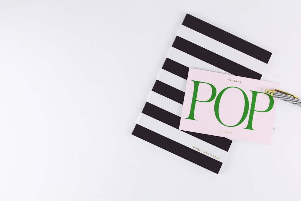 white pop card on white surface — Foto por Hey Beauti Magazine na Unsplash