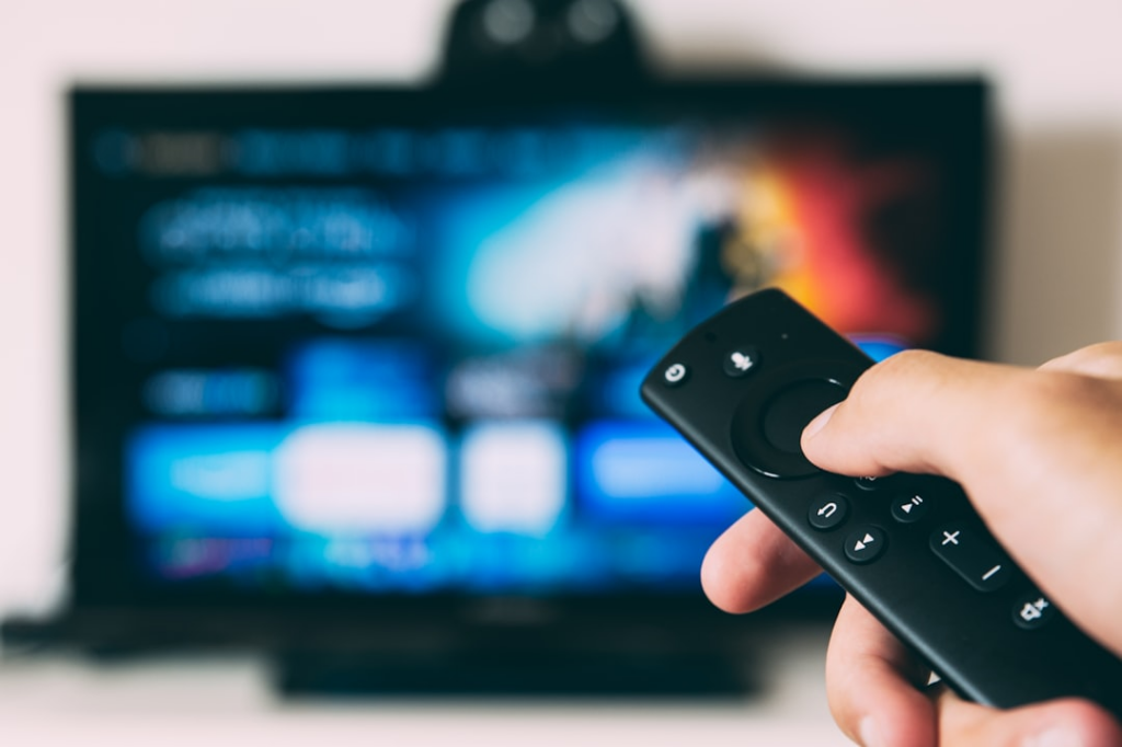 turned-on flat screen television — Foto por Glenn Carstens-Peters na Unsplash