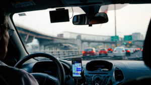 man driving vehicle with GPS system turned on — Foto por Dan Gold na Unsplash