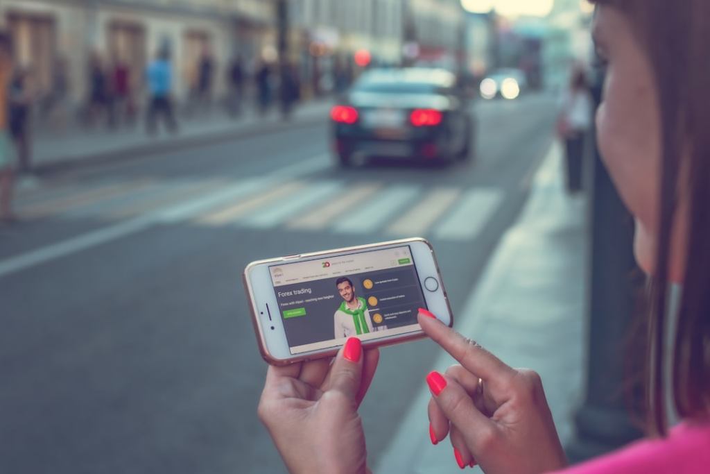 unknown person using smartphone outdoors — Foto por Artem Beliaikin na Unsplash