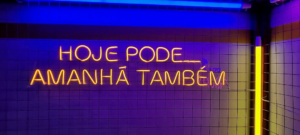 a bathroom with a neon sign above it — Foto por Leonardo Sanches na Unsplash