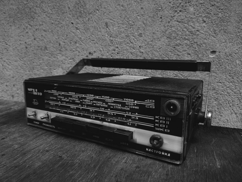 A black and white photo of an old radio — Foto por Anna Evans na Unsplash