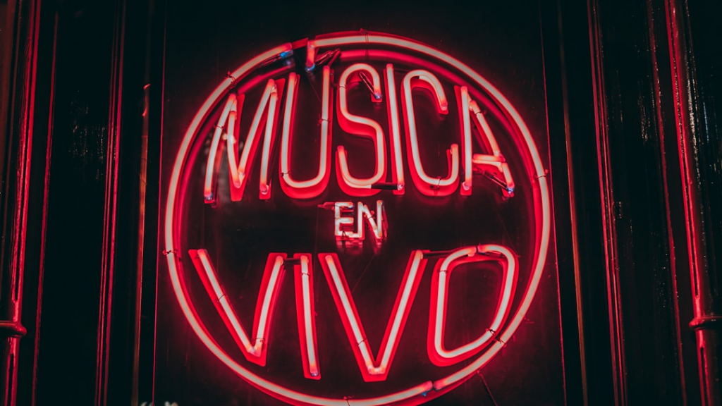 red Musica En VIvo neon light — Foto por Lior Shapira na Unsplash