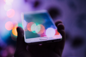 person holding smartphone — Foto por Rodion Kutsaiev na Unsplash