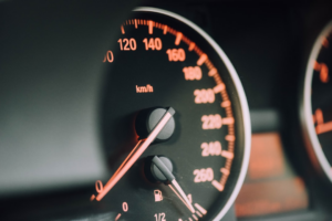 closeup photo of black analog speedometer — Foto por CHUTTERSNAP na Unsplash