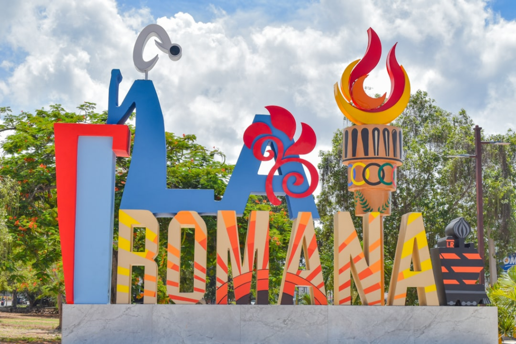 a large sign with a tower in the background — Foto por Manuel Antonio 1 Primero Morales Laureano na Unsplash